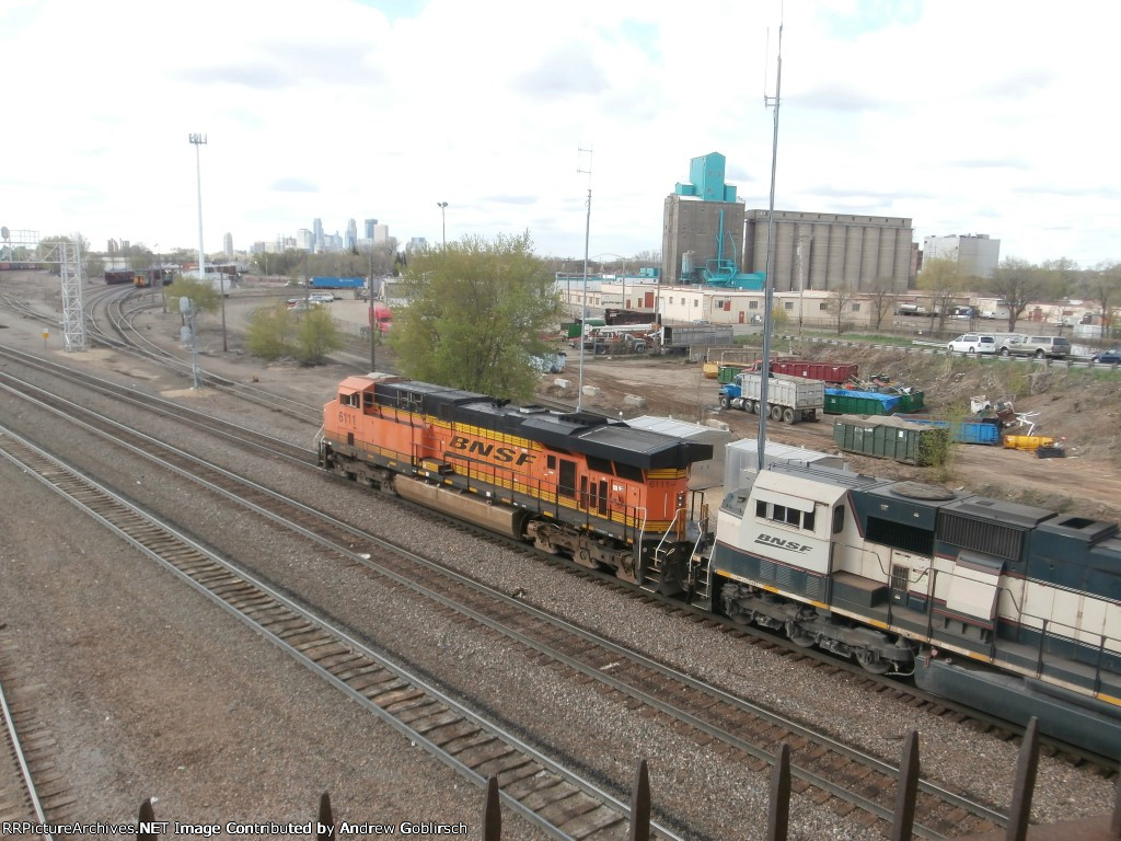 BNSF 6111 + BN 9515